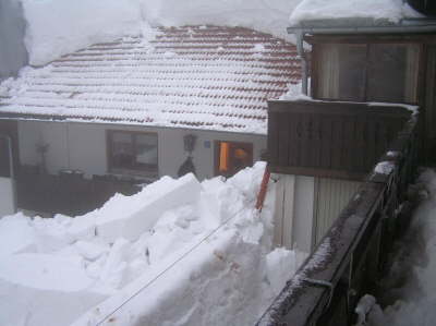 etwa 4 Meter Schnee im Garten